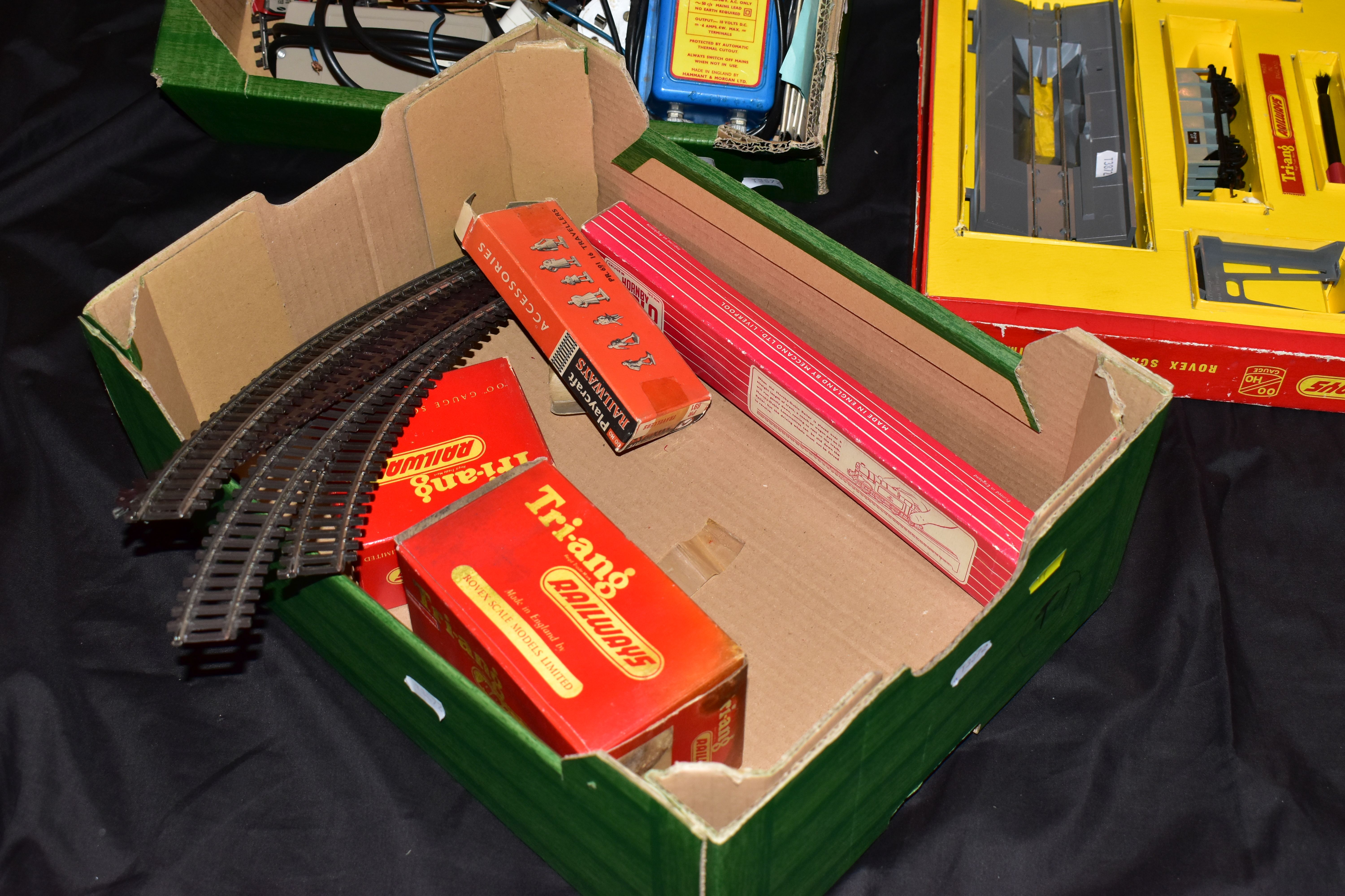 A QUANTITY OF BOXED AND UNBOXED OO/HO GAUGE RAILWAY LINESIDE ACCESSORIES, BUILDINGS, TRACK AND - Image 2 of 6