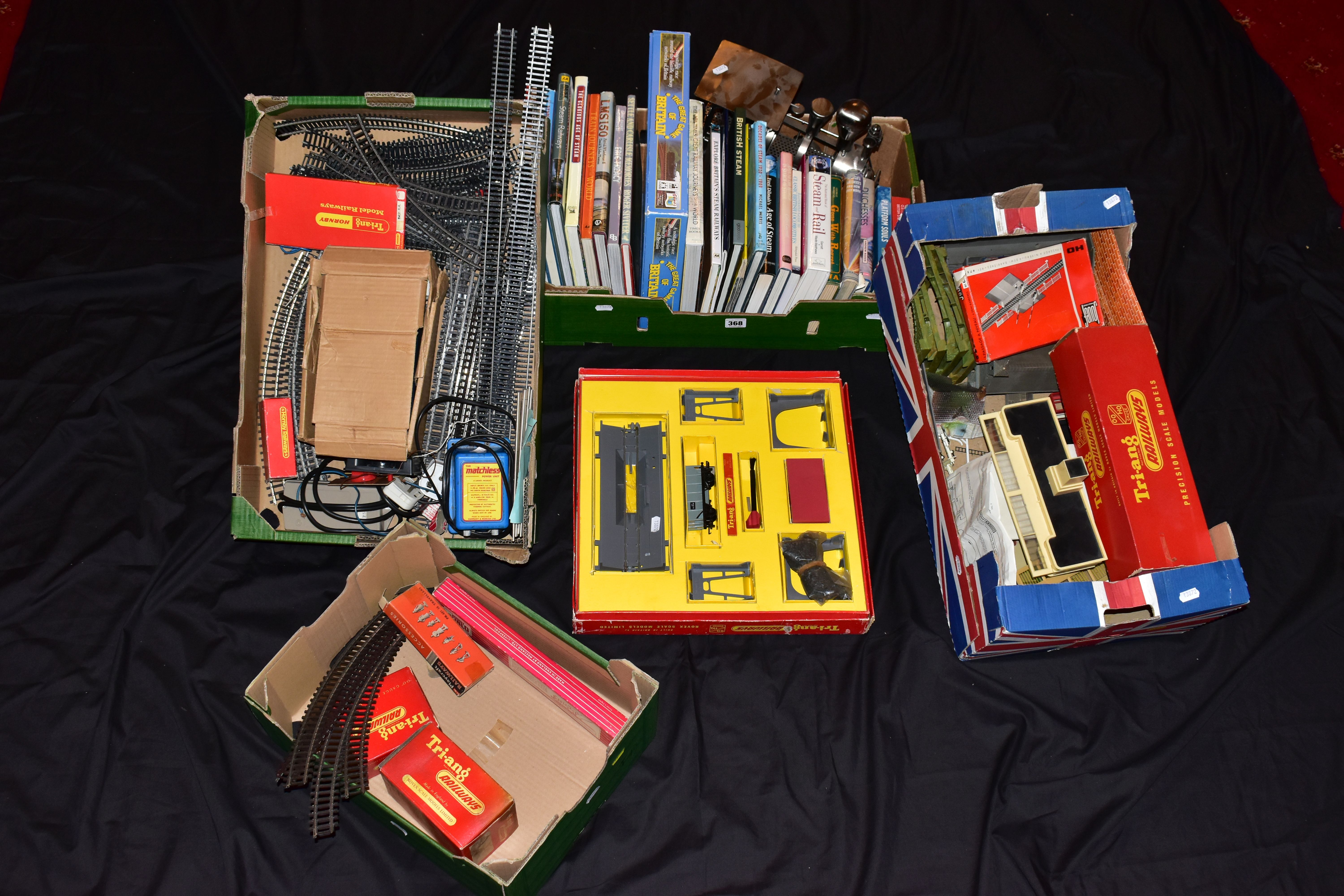 A QUANTITY OF BOXED AND UNBOXED OO/HO GAUGE RAILWAY LINESIDE ACCESSORIES, BUILDINGS, TRACK AND