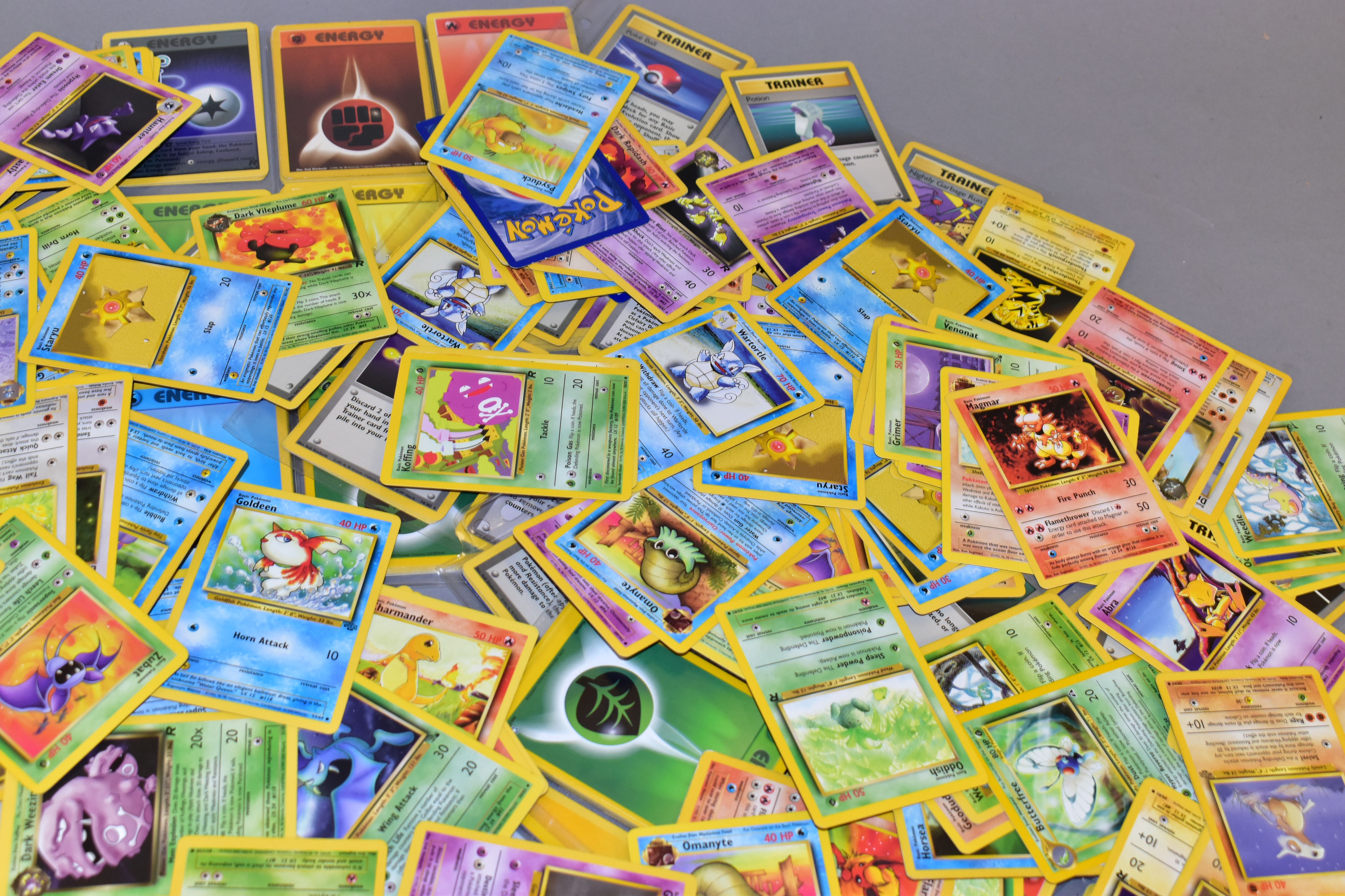 AN ASSORTMENT OF APPROXIMATELY SEVEN HUNDRED AND SIXTY POKEMON CARDS, in sets from Base Set, Base - Image 2 of 6