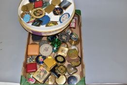 A BOX OF MAINLY COMPACTS, to include a musical Concerto Kigu compact with black enamel lid and