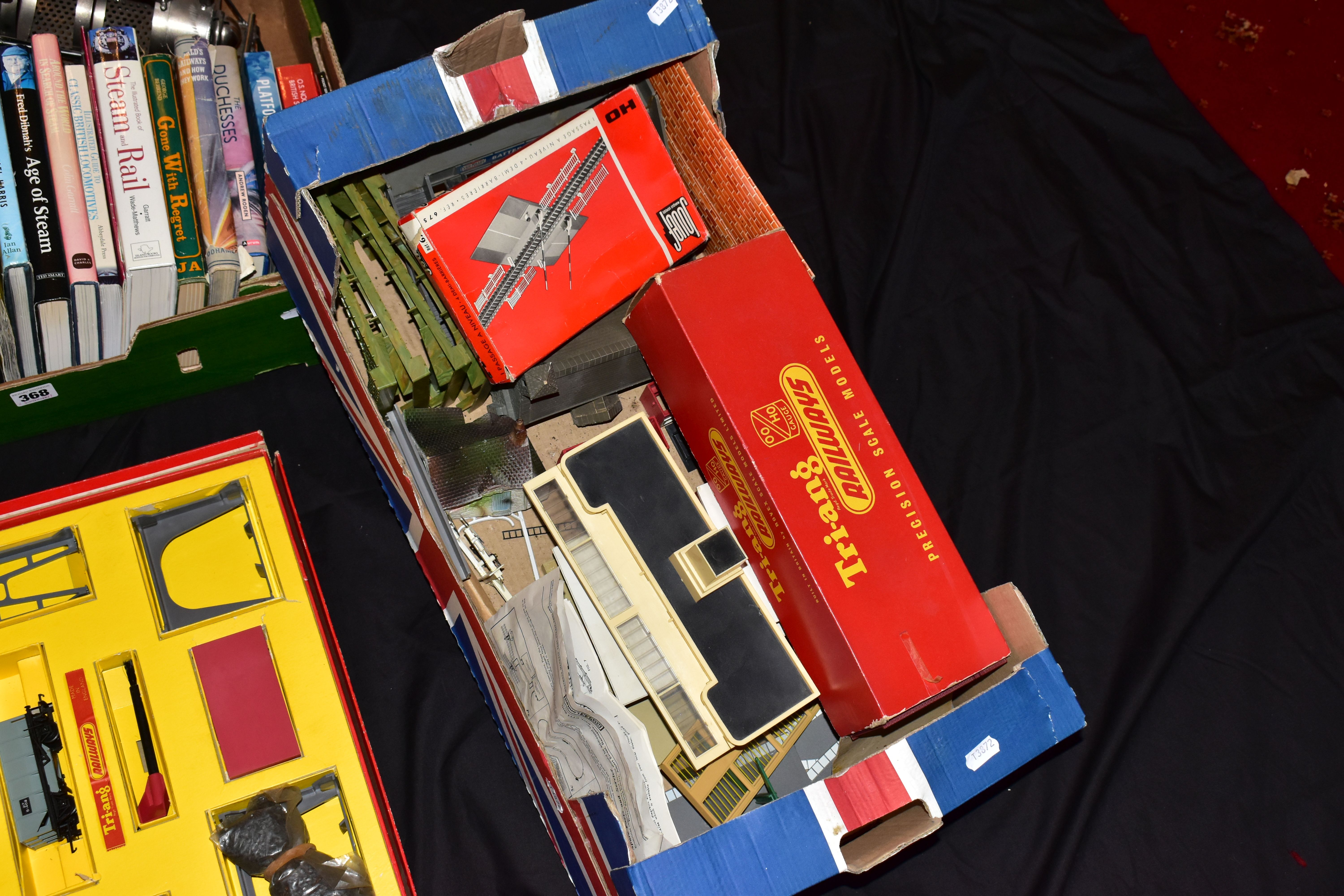 A QUANTITY OF BOXED AND UNBOXED OO/HO GAUGE RAILWAY LINESIDE ACCESSORIES, BUILDINGS, TRACK AND - Image 5 of 6