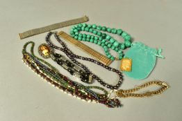 A BAG OF ASSORTED JEWELLERY, to include a graduated malachite bead necklace fitted with a screw