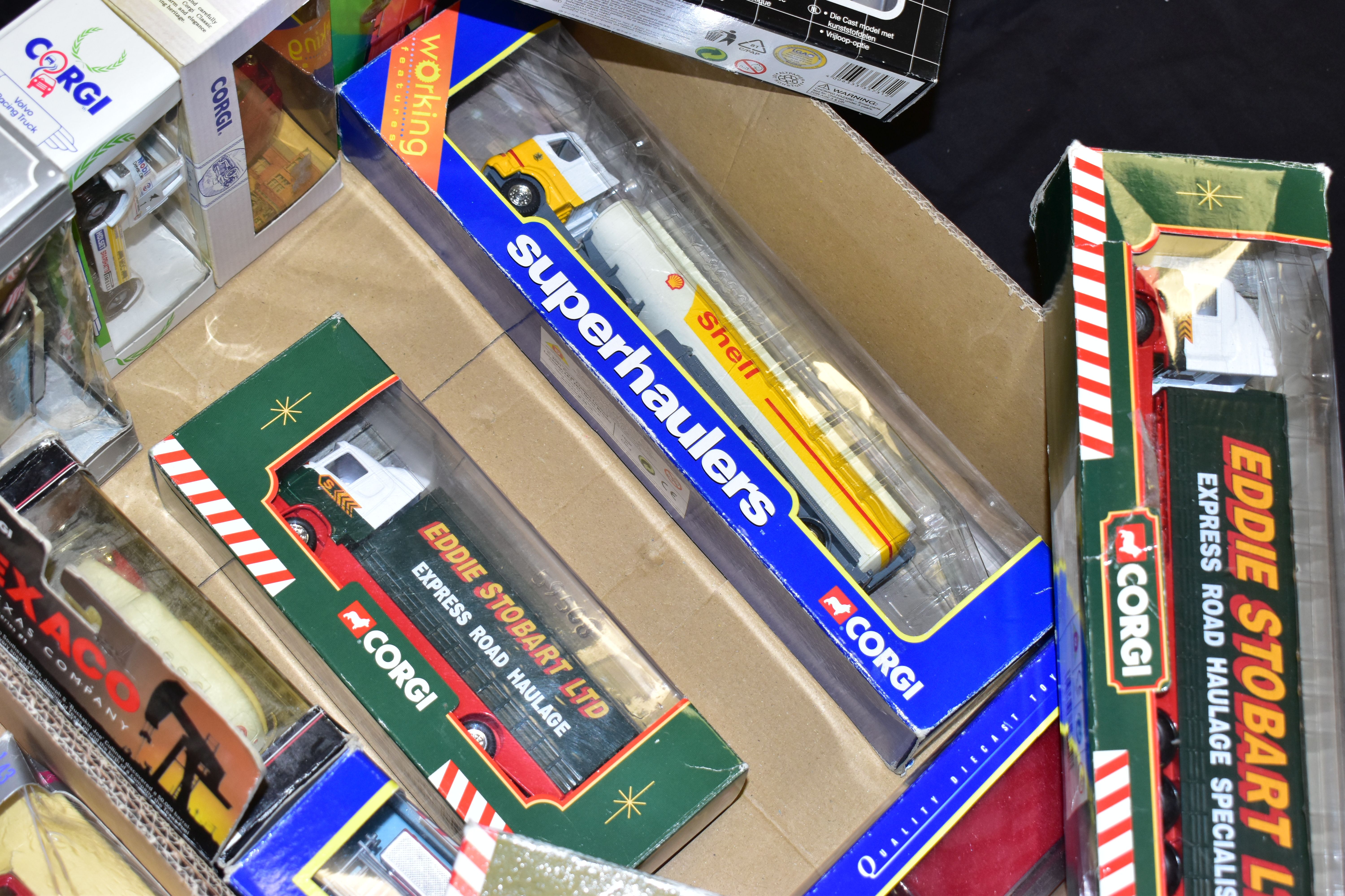 A QUANTITY OF BOXED ASSORTED MODERN DIECAST AND PLASTIC LORRIES, TRUCKS AND VANS, to include Corgi - Image 5 of 6