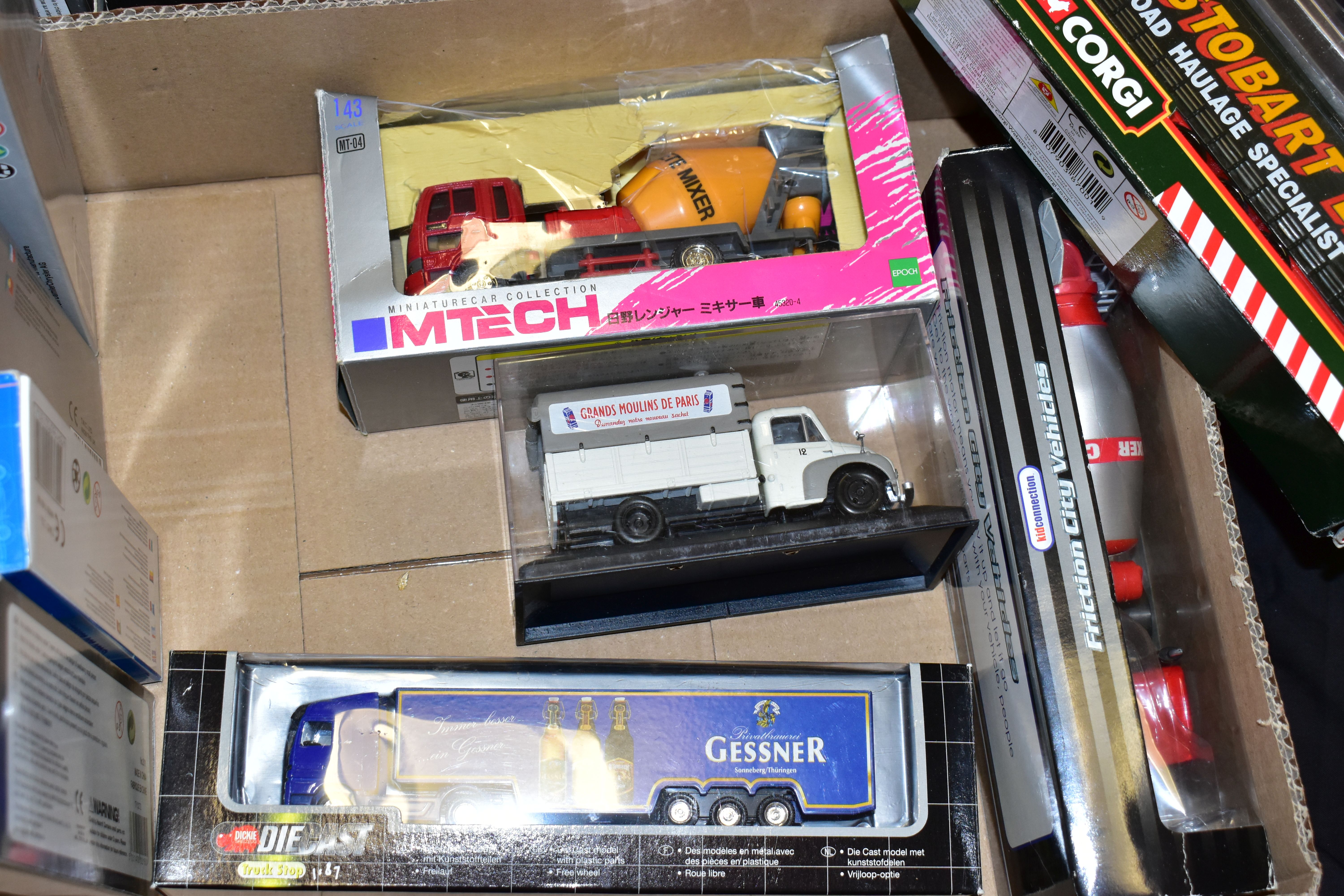 A QUANTITY OF BOXED ASSORTED MODERN DIECAST AND PLASTIC LORRIES, TRUCKS AND VANS, to include Corgi - Image 3 of 6
