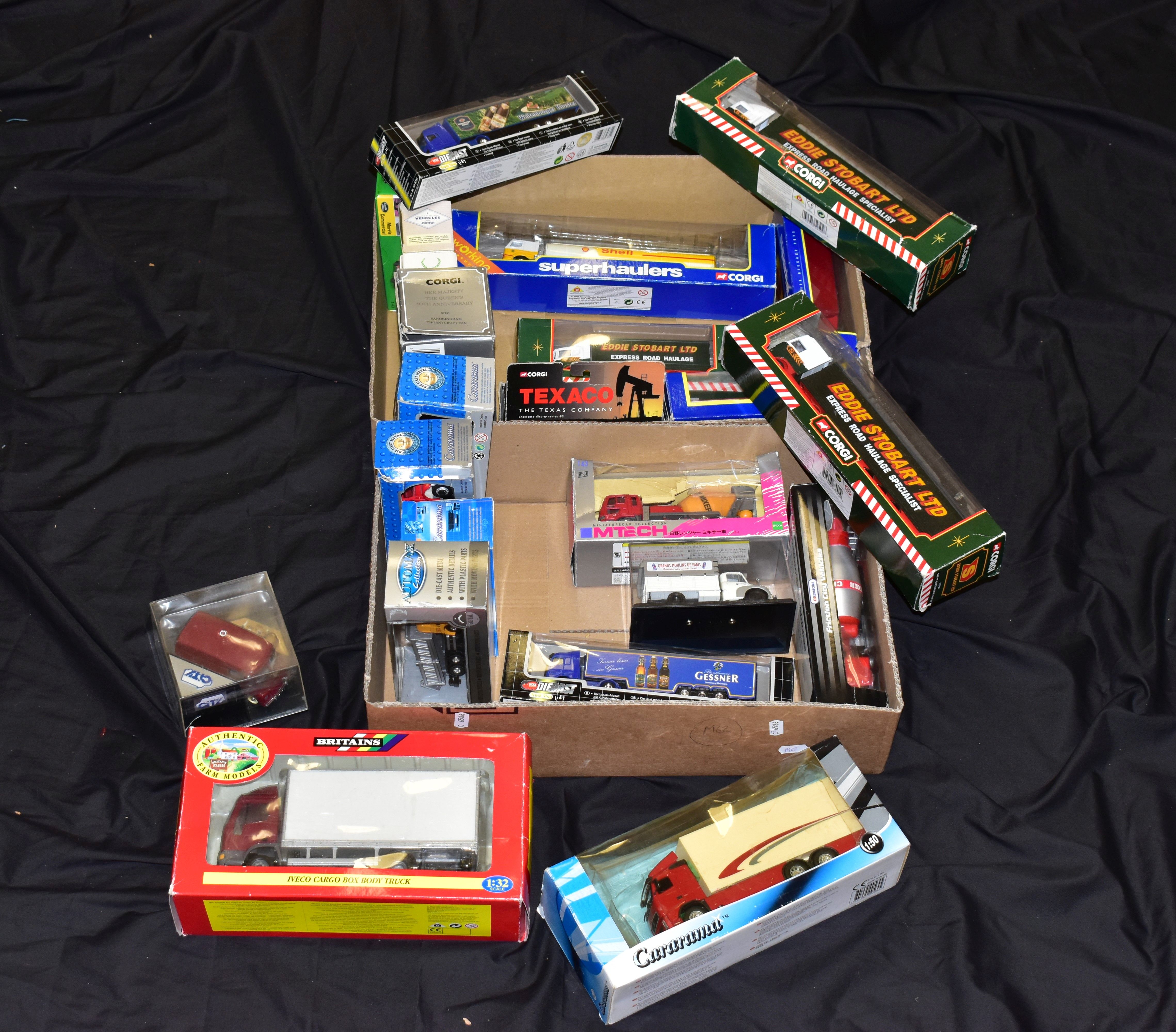 A QUANTITY OF BOXED ASSORTED MODERN DIECAST AND PLASTIC LORRIES, TRUCKS AND VANS, to include Corgi