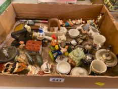 A QUANTITY OF ASSORTED LOOSE DOLLS HOUSE FURNITURE, ACCESSORIES AND OTHER MISCELLANEOUS ITEMS, metal