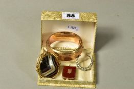 FOUR ITEMS OF EARLY TO MID 20TH CENTURY JEWELLERY, to include a late Victorian oval banded agate