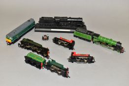 A QUANTITY OF UNBOXED AND ASSORTED OO GAUGE LOCOMOTIVES, Hornby class B17 'Nottingham Forest' No.