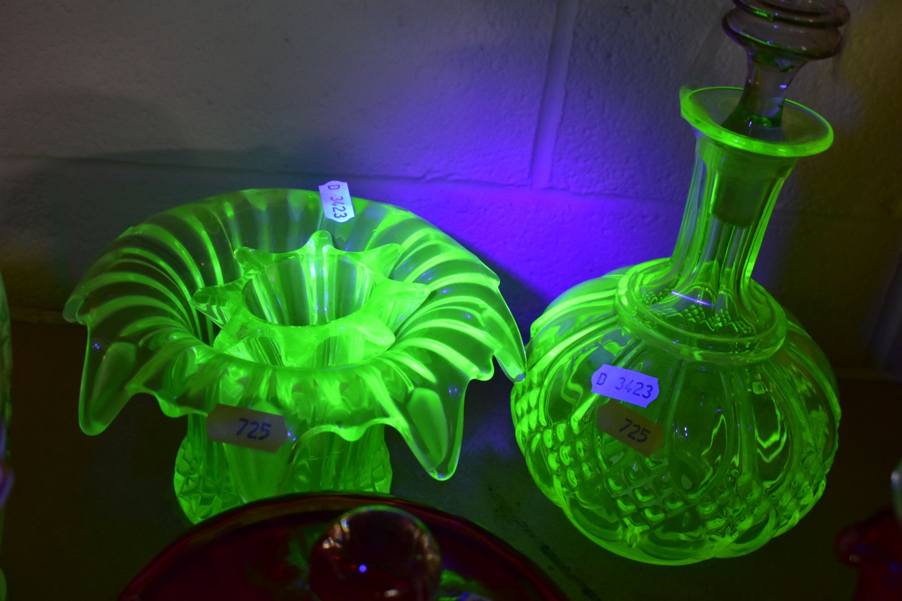 A GROUP OF CRANBERRY, URANIUM GLASS AND OTHER GLASS WARES, to include twenty three pieces, a late - Image 9 of 10