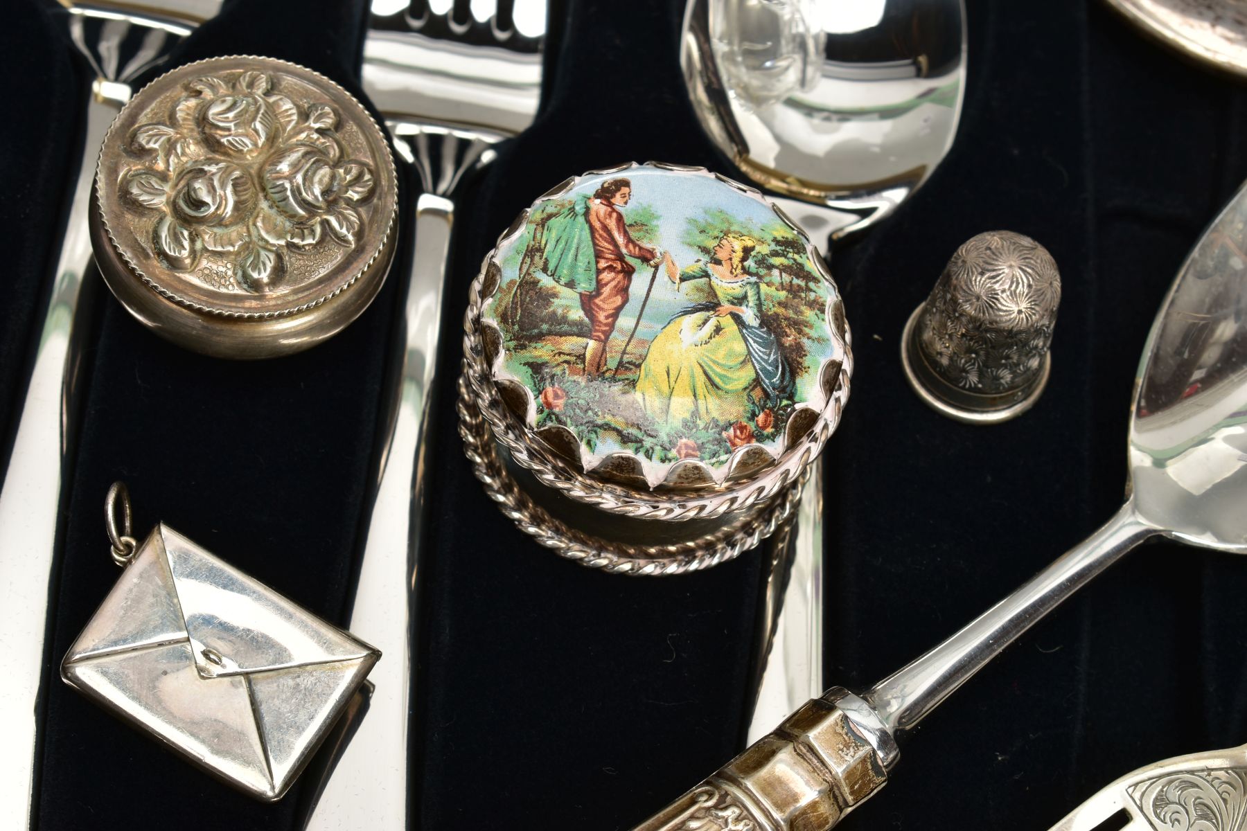 A SELECTION OF SILVER AND WHITE METAL ITEMS, to include a weaved silver basket box, a silver box - Image 4 of 6