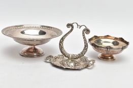 A SELECTION OF SILVER ITEMS, to include a slightly raised silver bowl, of a circular form, gadrooned