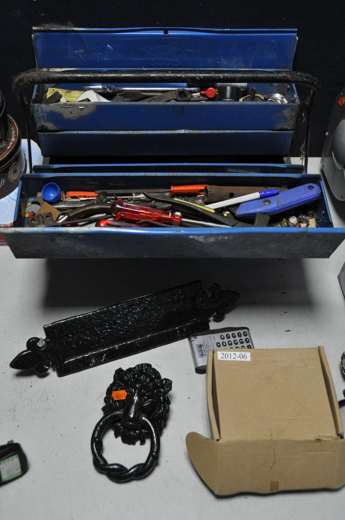 A SELECTION OF VARIOUS TOOLS AND ELECTRICAL ITEMS to include a toolbox containing tools, seven - Image 3 of 4