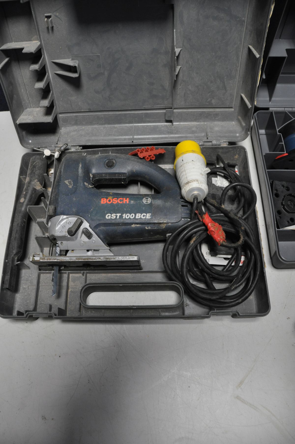 A COLLECTION OF POWERTOOLS to include a Bosch GST85 jigsaw, Bosch GDA280-E sander, Bosch - Image 2 of 5