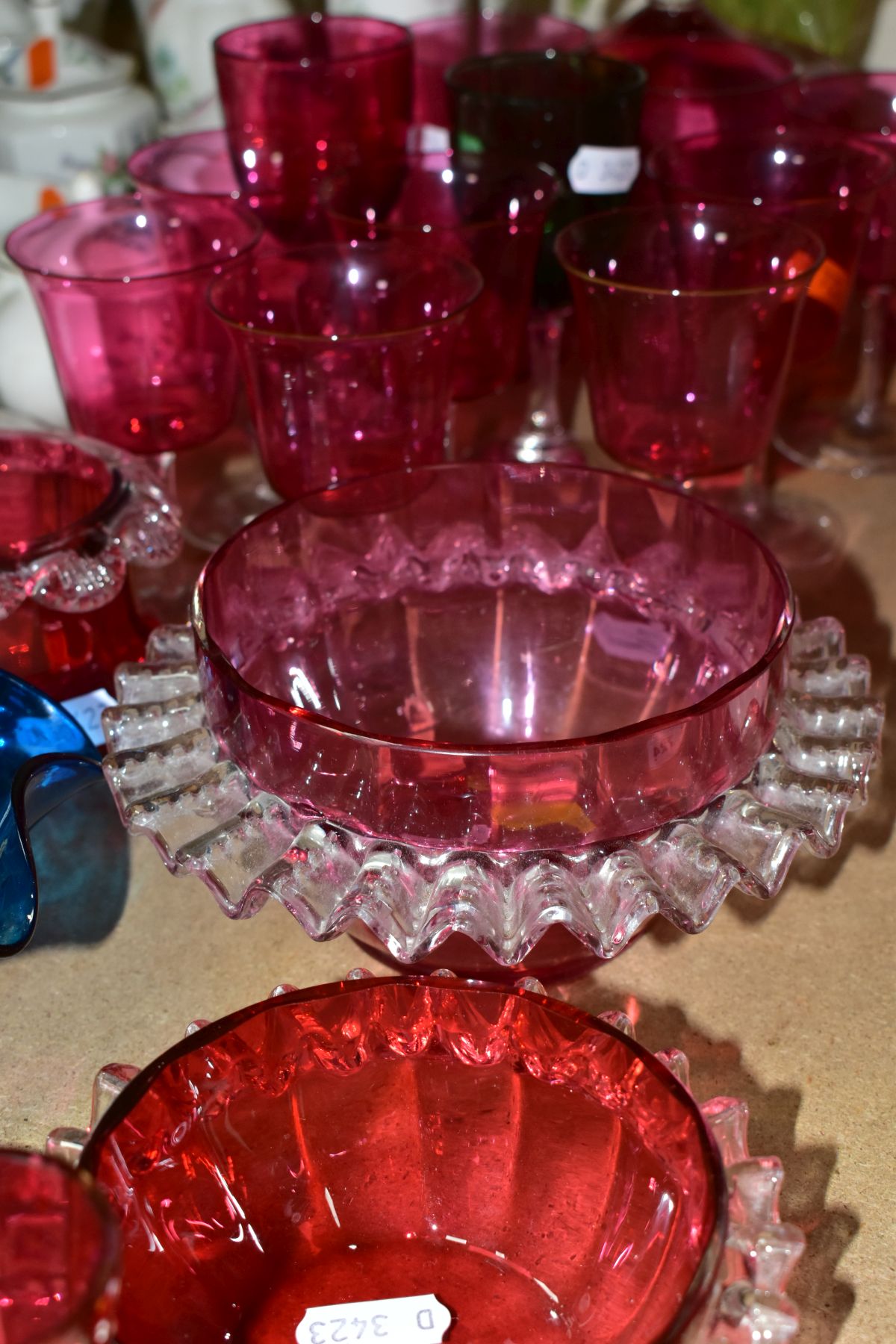 A GROUP OF CRANBERRY, URANIUM GLASS AND OTHER GLASS WARES, to include twenty three pieces, a late - Image 4 of 10