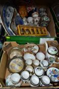 TWO BOXES OF CERAMIC TEA AND DINNERWARES, to include a fifteen piece late twentieth century Japanese