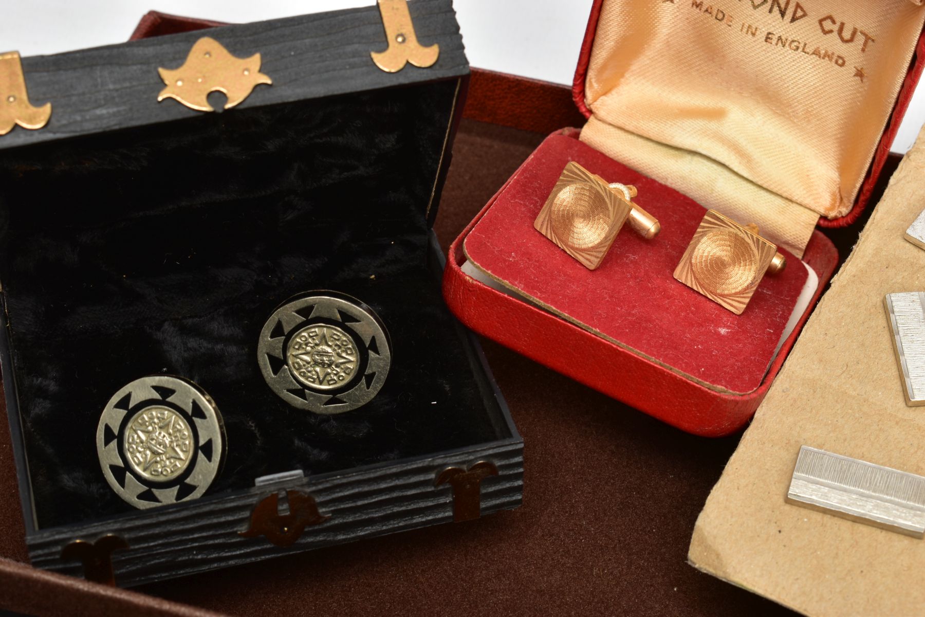 SELECTION OF CUFFLINKS, to include a pair of white metal cufflinks with detailing of a face and - Image 3 of 4