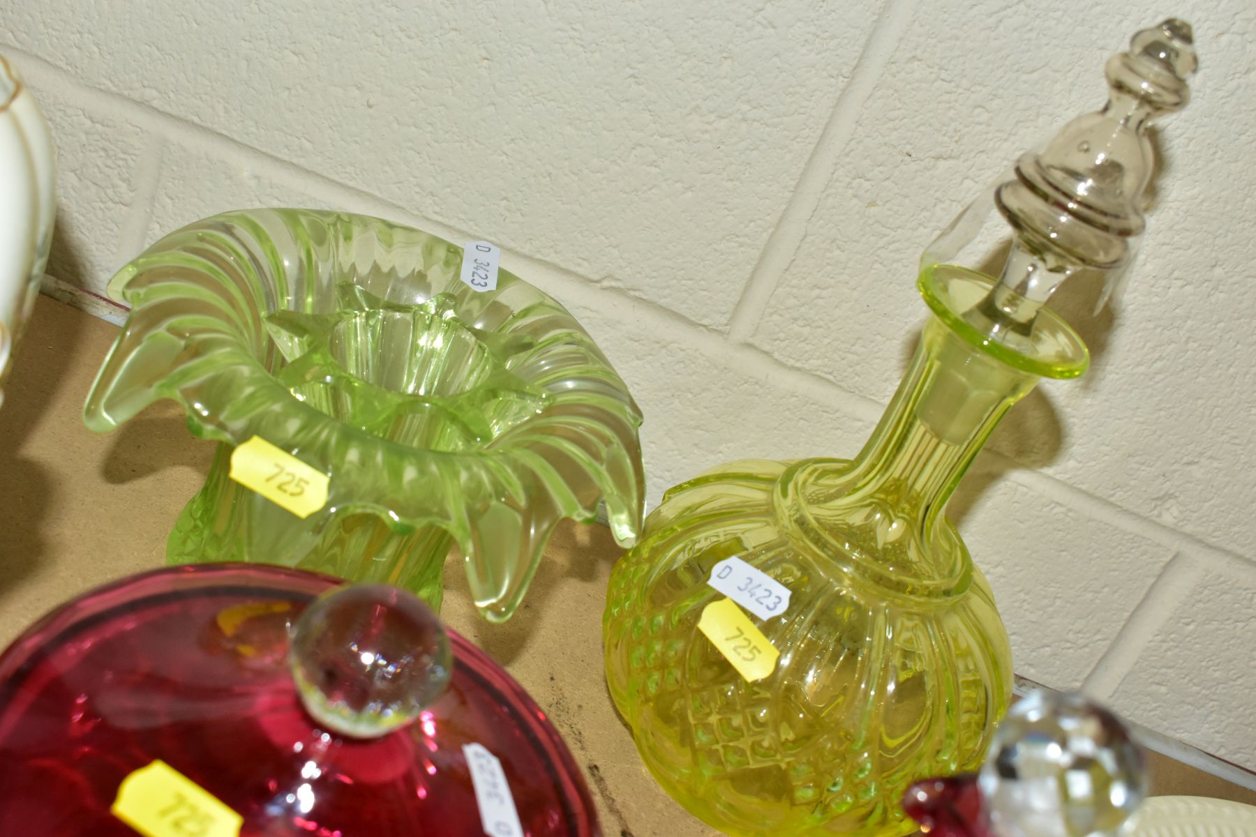 A GROUP OF CRANBERRY, URANIUM GLASS AND OTHER GLASS WARES, to include twenty three pieces, a late - Image 8 of 10