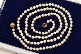 A CULTURED PEARL STRAND NECKLACE, strand of approximately 6mm pearls, white pearls with a pink