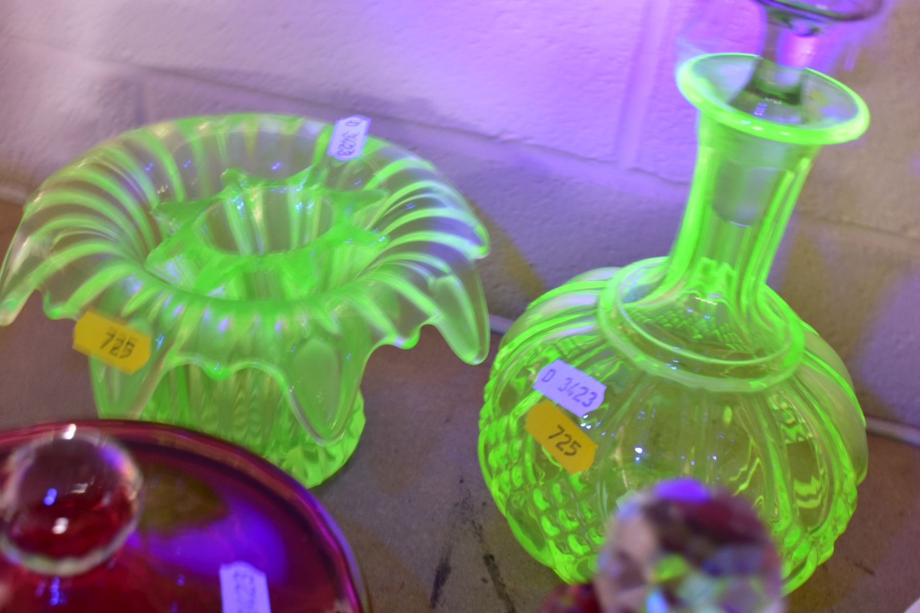 A GROUP OF CRANBERRY, URANIUM GLASS AND OTHER GLASS WARES, to include twenty three pieces, a late - Image 10 of 10