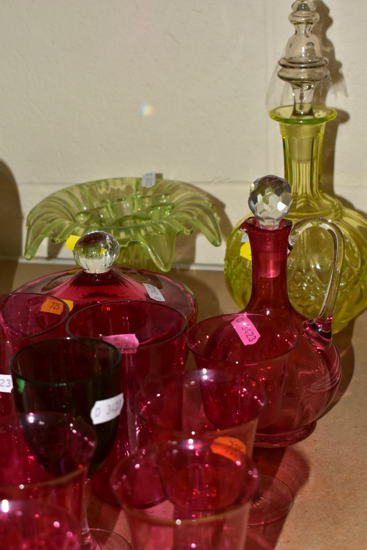 A GROUP OF CRANBERRY, URANIUM GLASS AND OTHER GLASS WARES, to include twenty three pieces, a late - Image 7 of 10