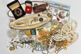 A BOX OF ASSORTED ITEMS, to include a Victorian floral yellow metal brooch, a Paper mate ball