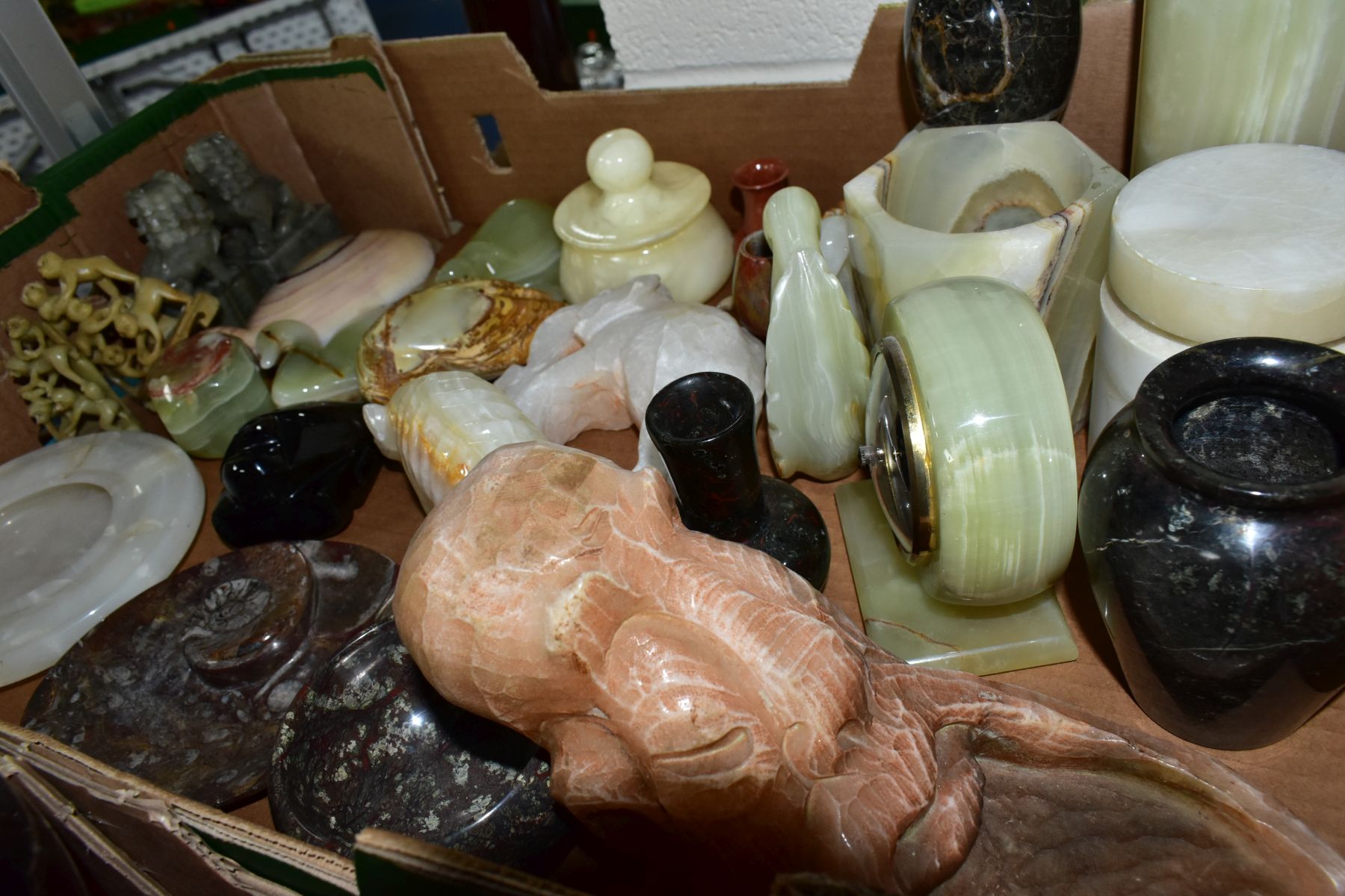 THREE BOXES OF ALABASTER, MARBLE, ONYX AND HORN ITEMS ETC, to include vases, book ends, bowls, - Image 8 of 9