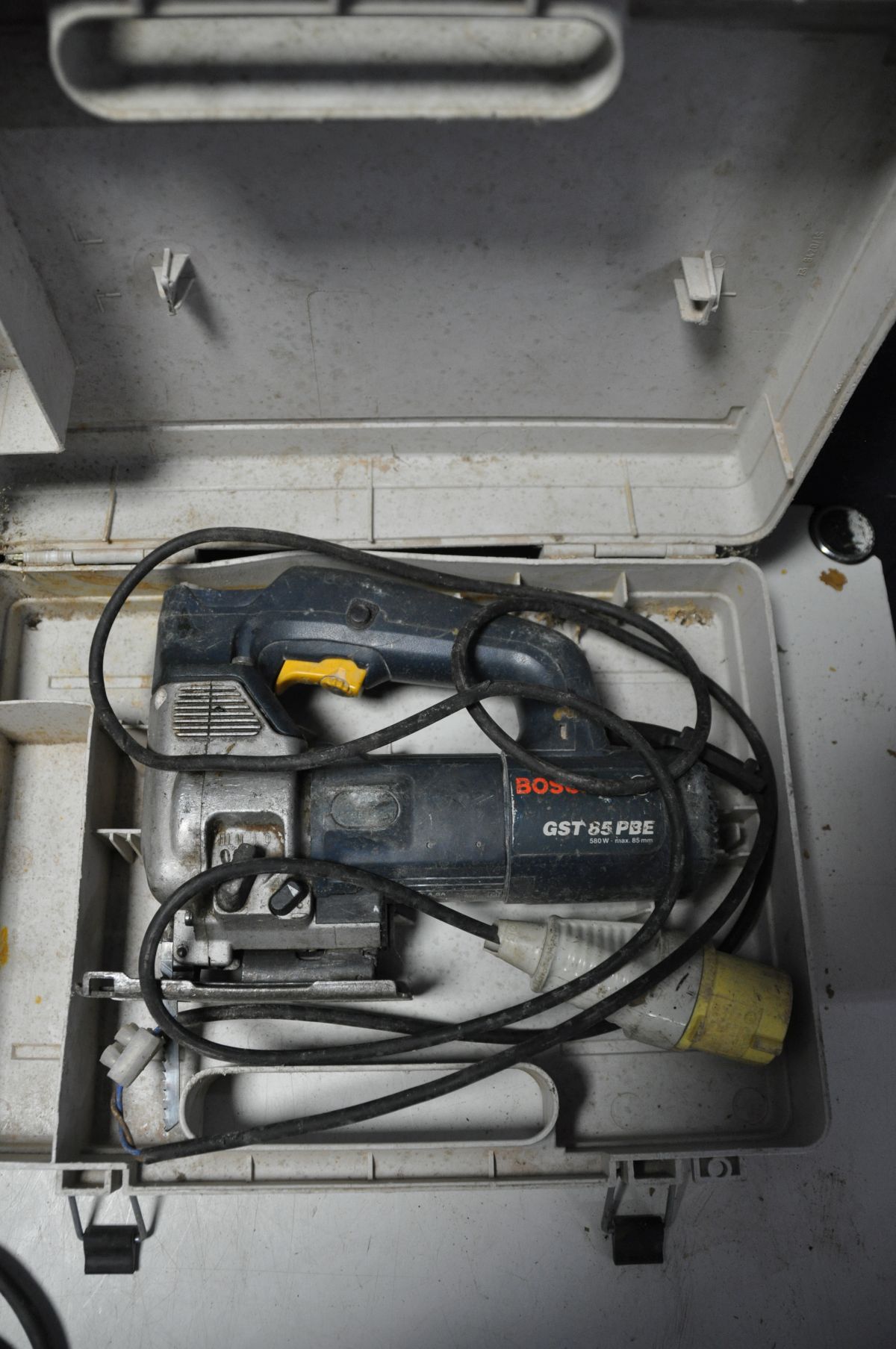 A COLLECTION OF POWERTOOLS to include a Bosch GST85 jigsaw, Bosch GDA280-E sander, Bosch - Image 4 of 5