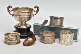 A SELECTION OF SILVER ITEMS, including a silver teaspoon with a linear and crossed patterned handle,