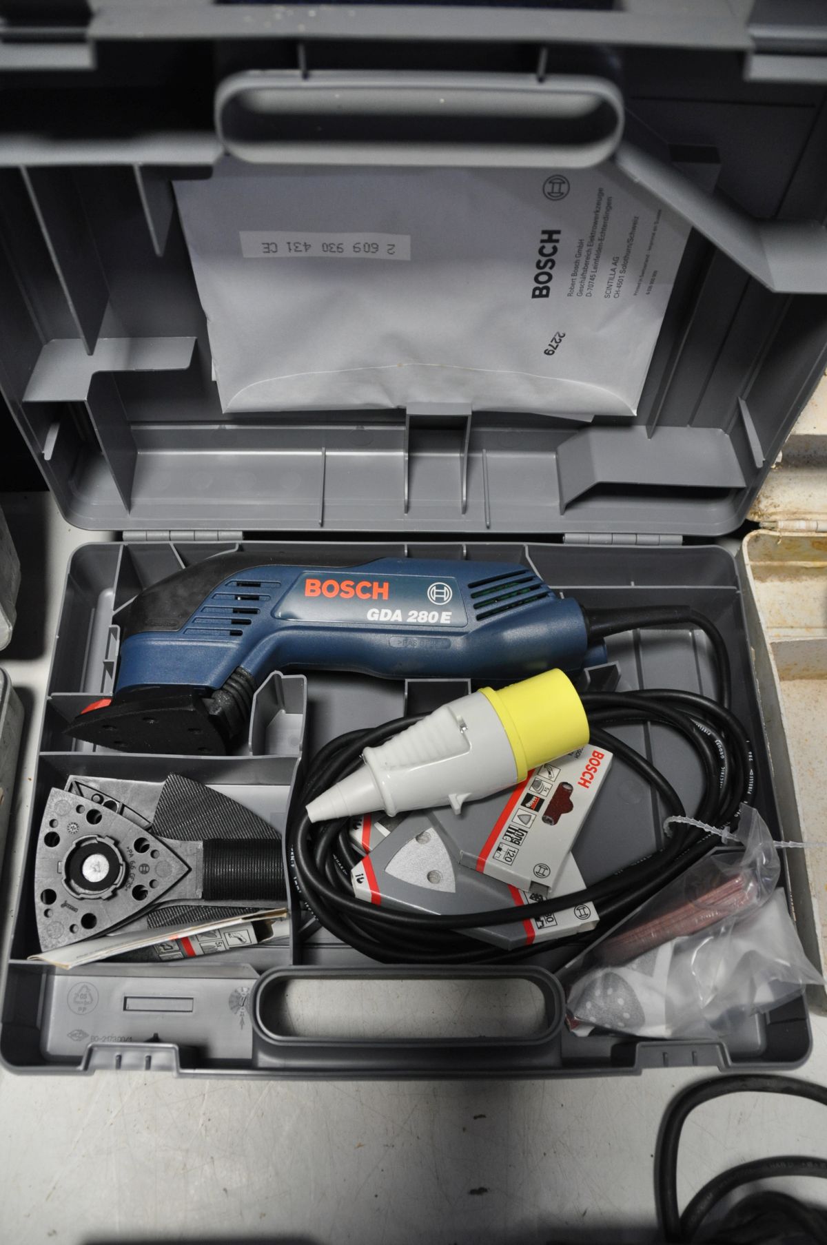 A COLLECTION OF POWERTOOLS to include a Bosch GST85 jigsaw, Bosch GDA280-E sander, Bosch - Image 3 of 5