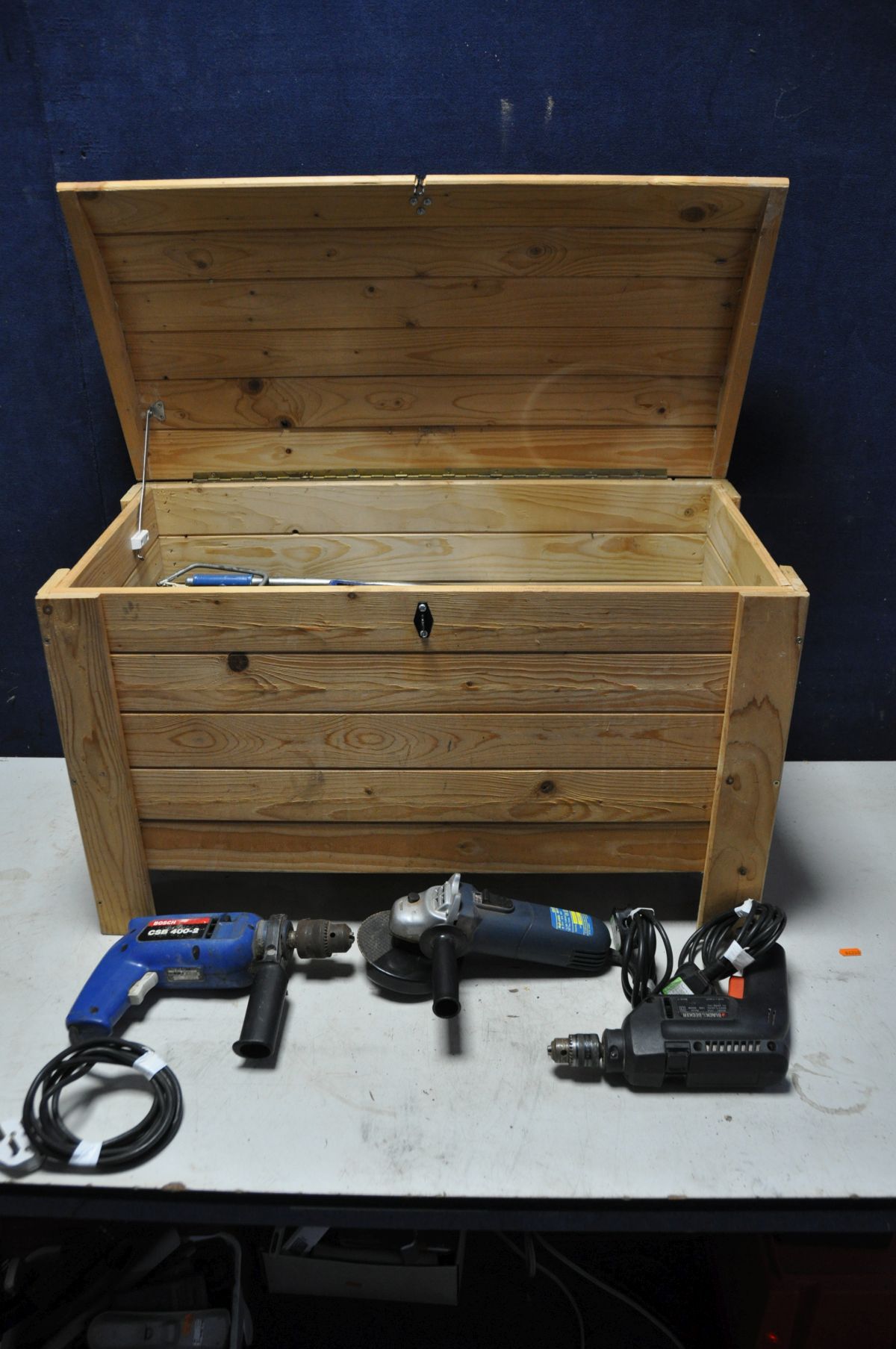 A COLLECTION OF VARIOUS TOOLS to include a selection of hand saws, screwdrivers and hammers etc - Image 3 of 3