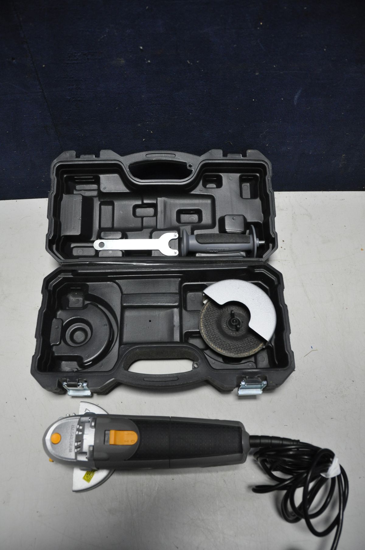 A CHAMPION CRHD850 850w rotary hammer drill in case with drill bits, a Titan TTB281GRD angle grinder - Image 4 of 4