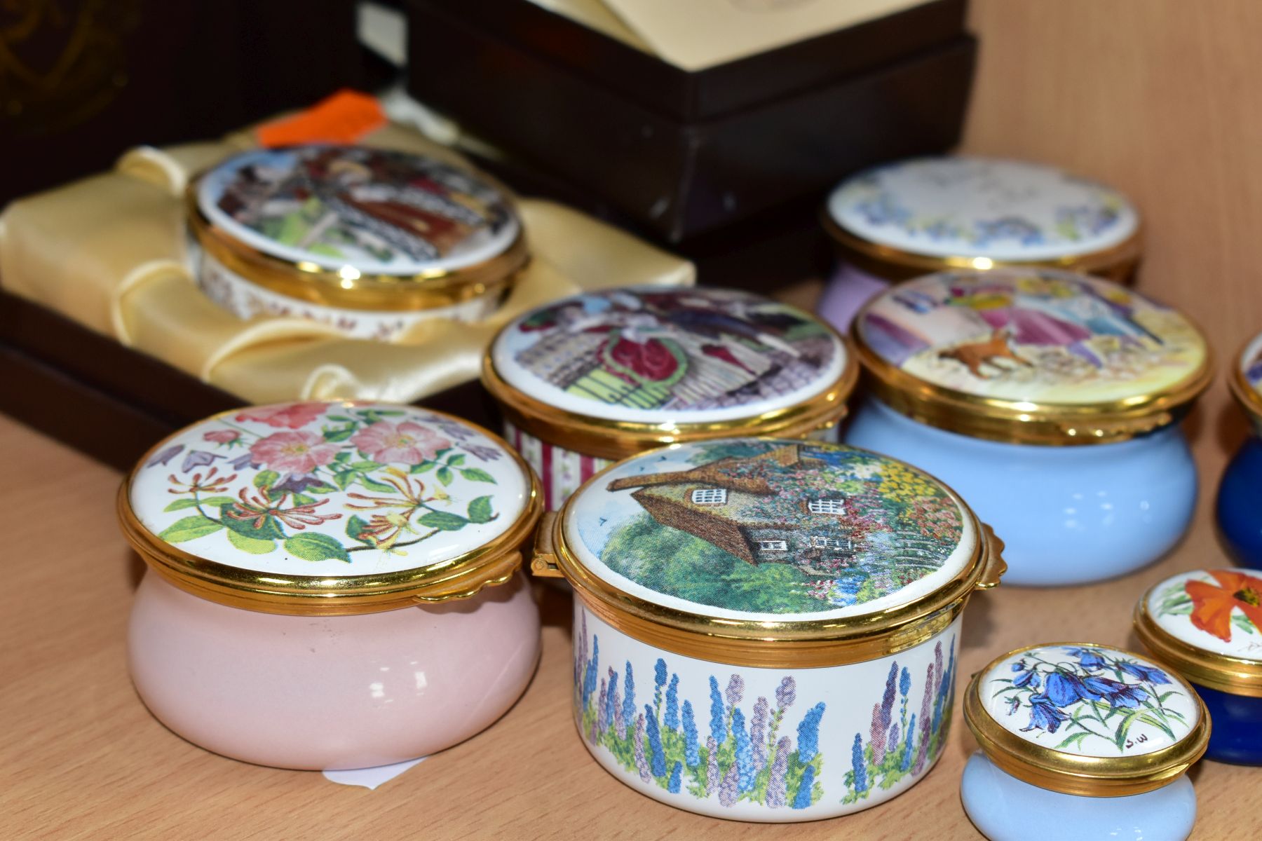 NINE WORCESTERSHIRE ENAMEL BOXES, comprising two small boxes Poppy and Bluebell, diameters 3cm, - Image 5 of 8