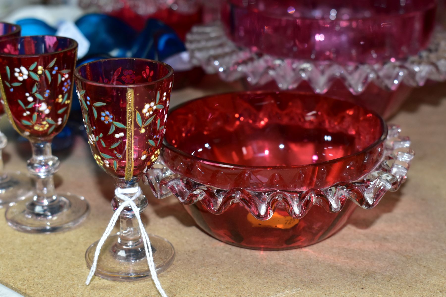 A GROUP OF CRANBERRY, URANIUM GLASS AND OTHER GLASS WARES, to include twenty three pieces, a late - Image 3 of 10