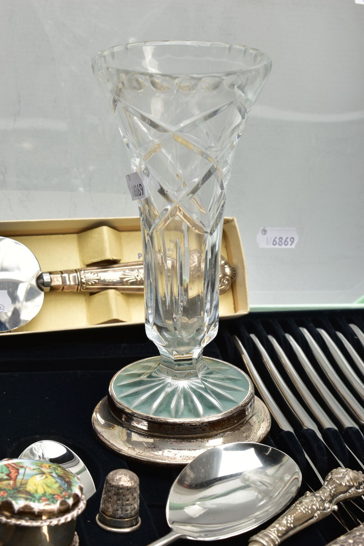 A SELECTION OF SILVER AND WHITE METAL ITEMS, to include a weaved silver basket box, a silver box - Image 3 of 6