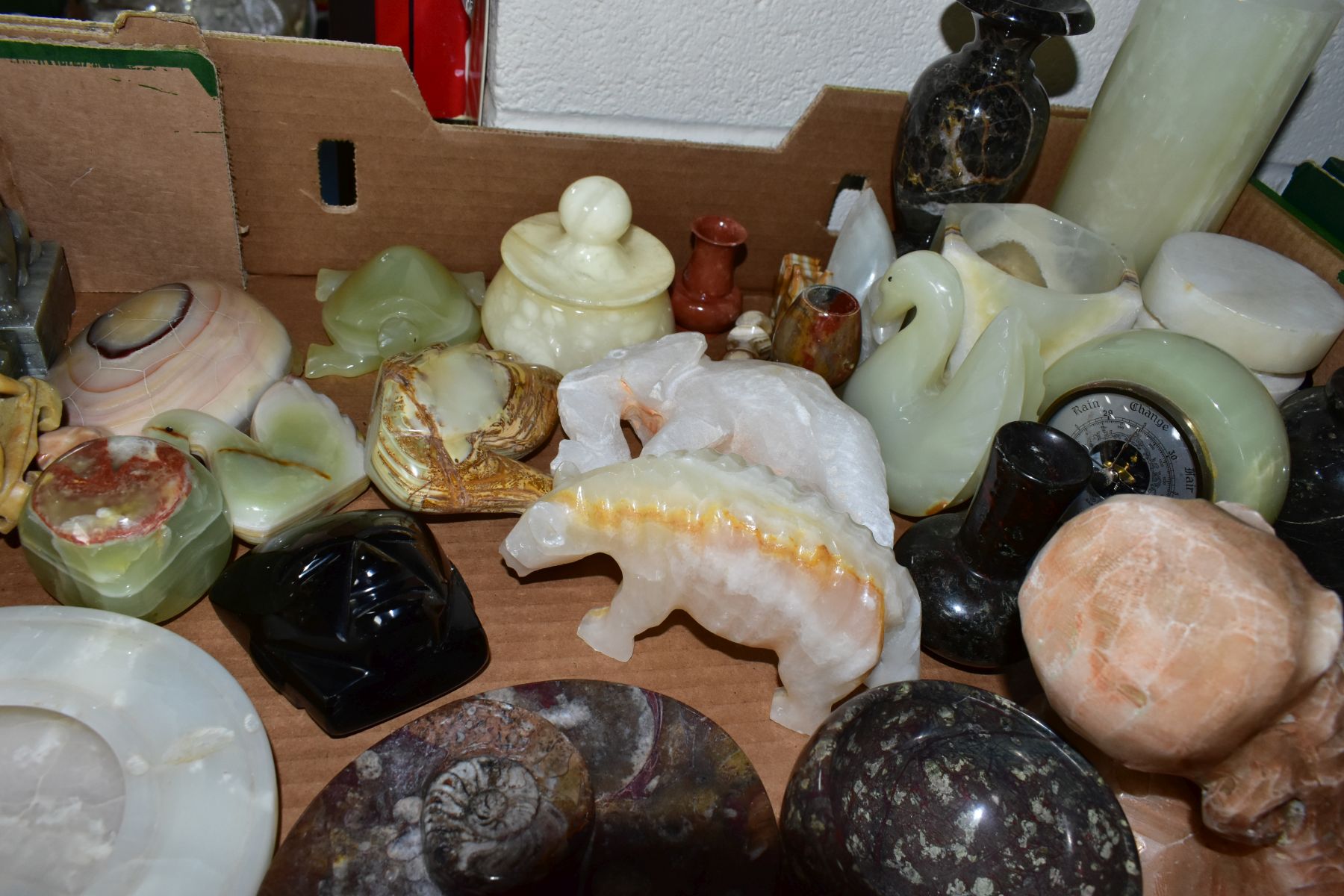 THREE BOXES OF ALABASTER, MARBLE, ONYX AND HORN ITEMS ETC, to include vases, book ends, bowls, - Image 7 of 9