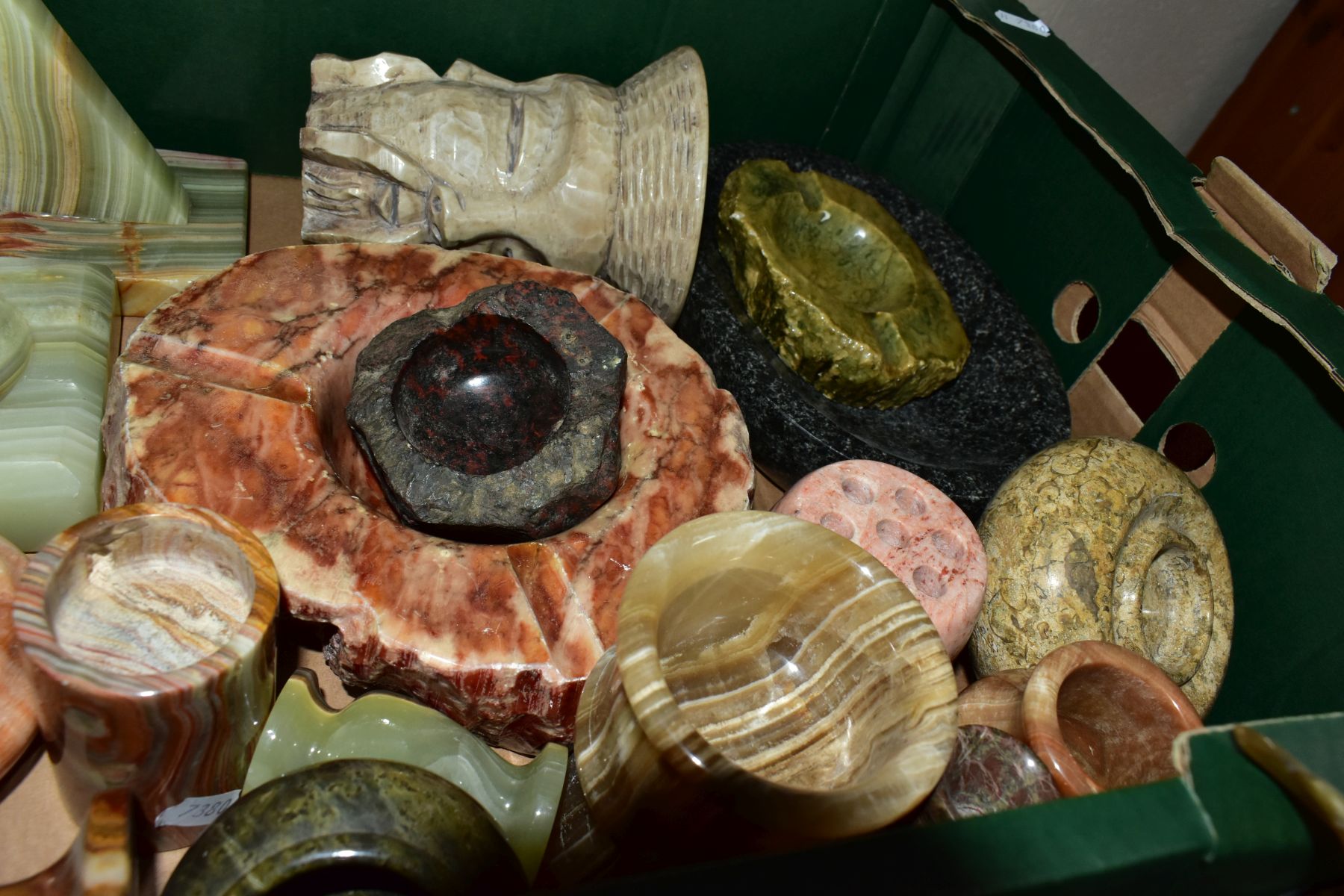 THREE BOXES OF ALABASTER, MARBLE, ONYX AND HORN ITEMS ETC, to include vases, book ends, bowls, - Image 5 of 9