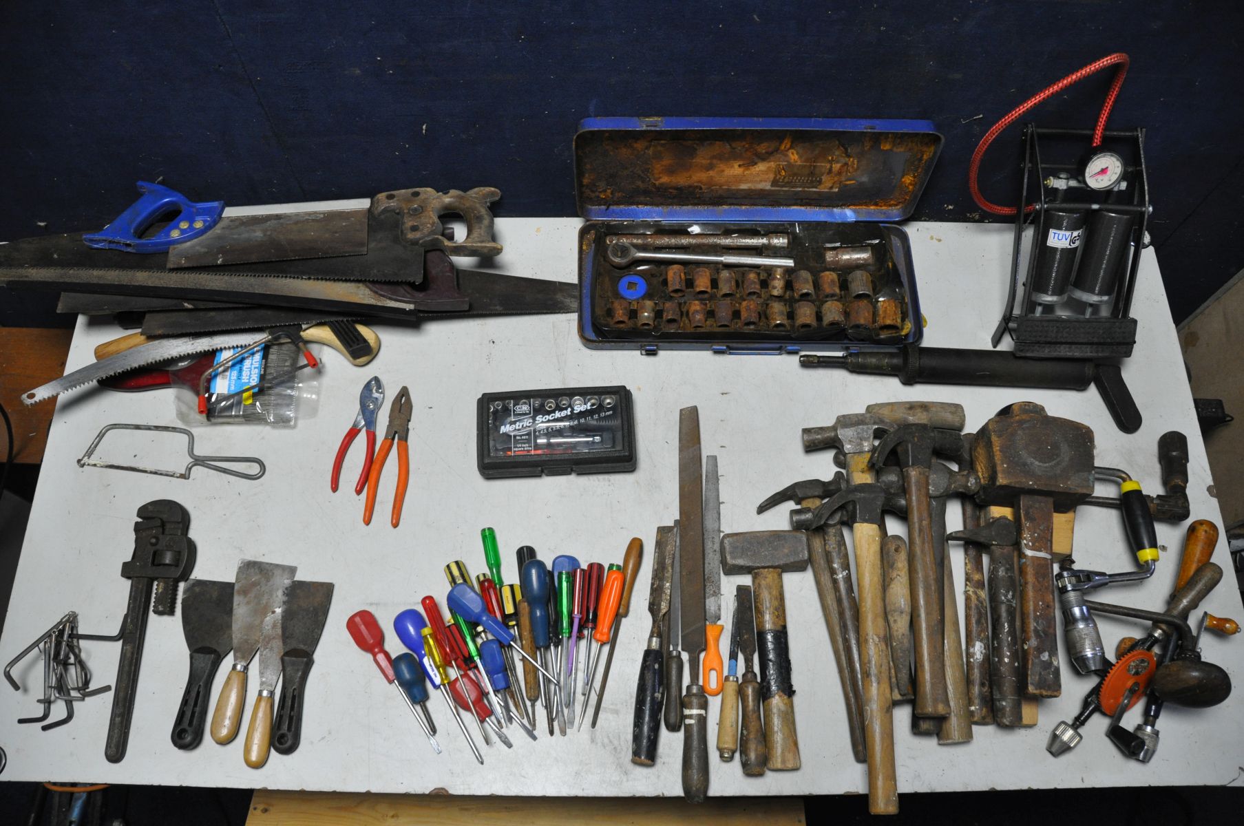 A COLLECTION OF VARIOUS TOOLS to include a selection of hand saws, screwdrivers and hammers etc