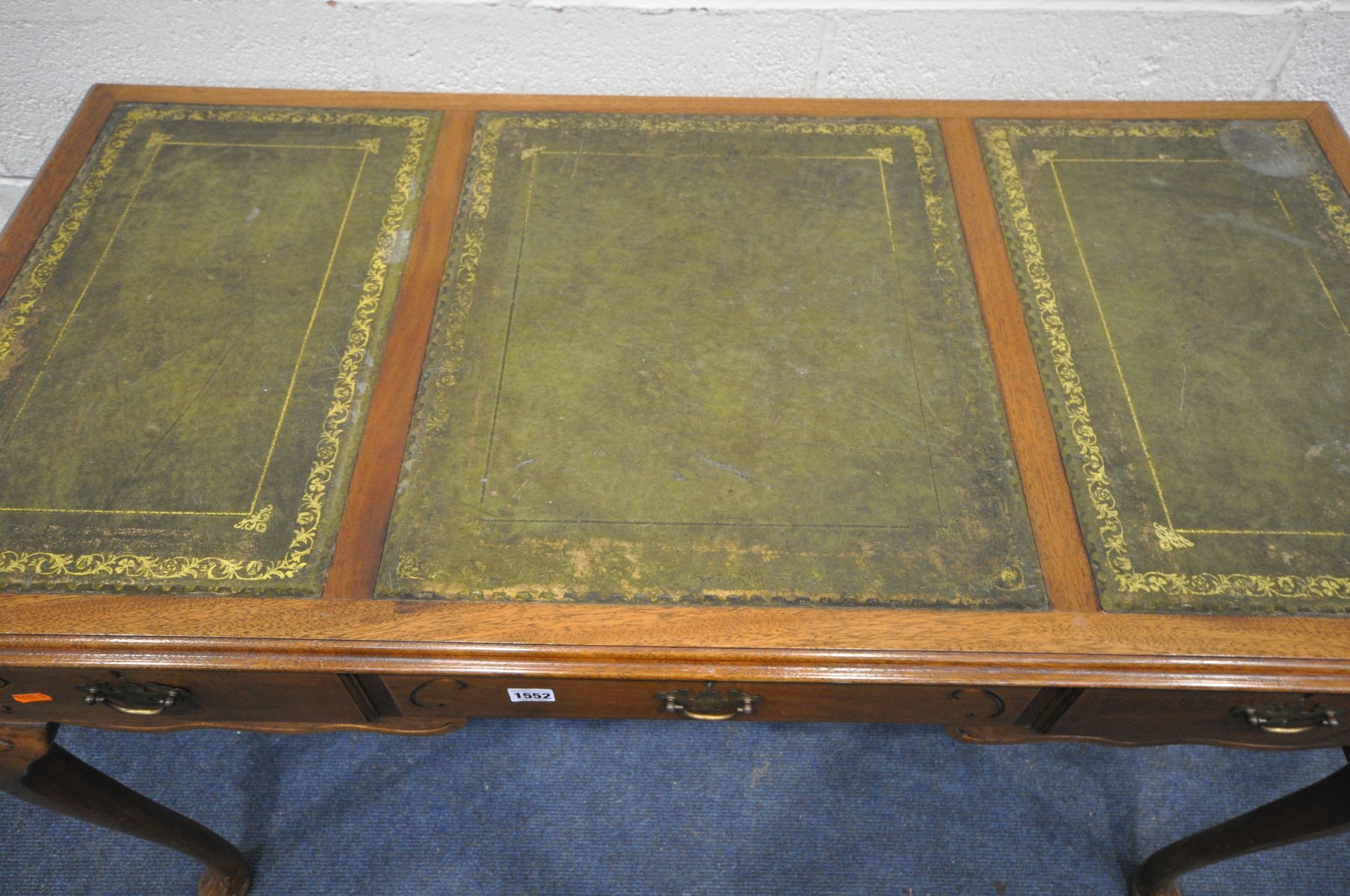 A REPRODUCTION VICTORIAN STYLE WRITING TABLE, with a triple gilt tooled and green leather inlay - Image 3 of 4