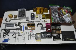 A SELECTION OF VARIOUS ENGINEERS TOOLS AND MEASURING EQUIPMENT to include a vintage Rabone and