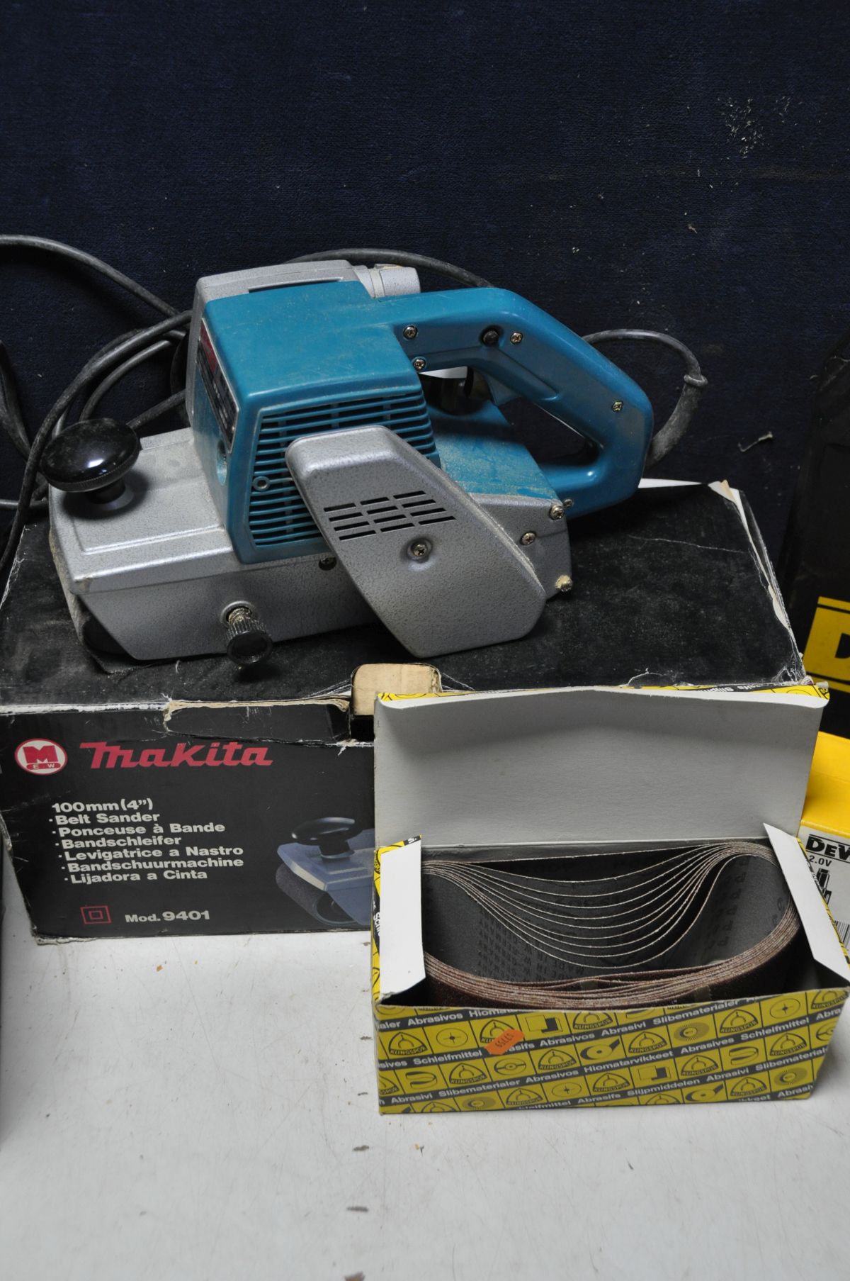 A MAKITA 100mm BELT SANDER with a box of LS309 abrasive belts (PAT pass and working) a cased - Image 3 of 4