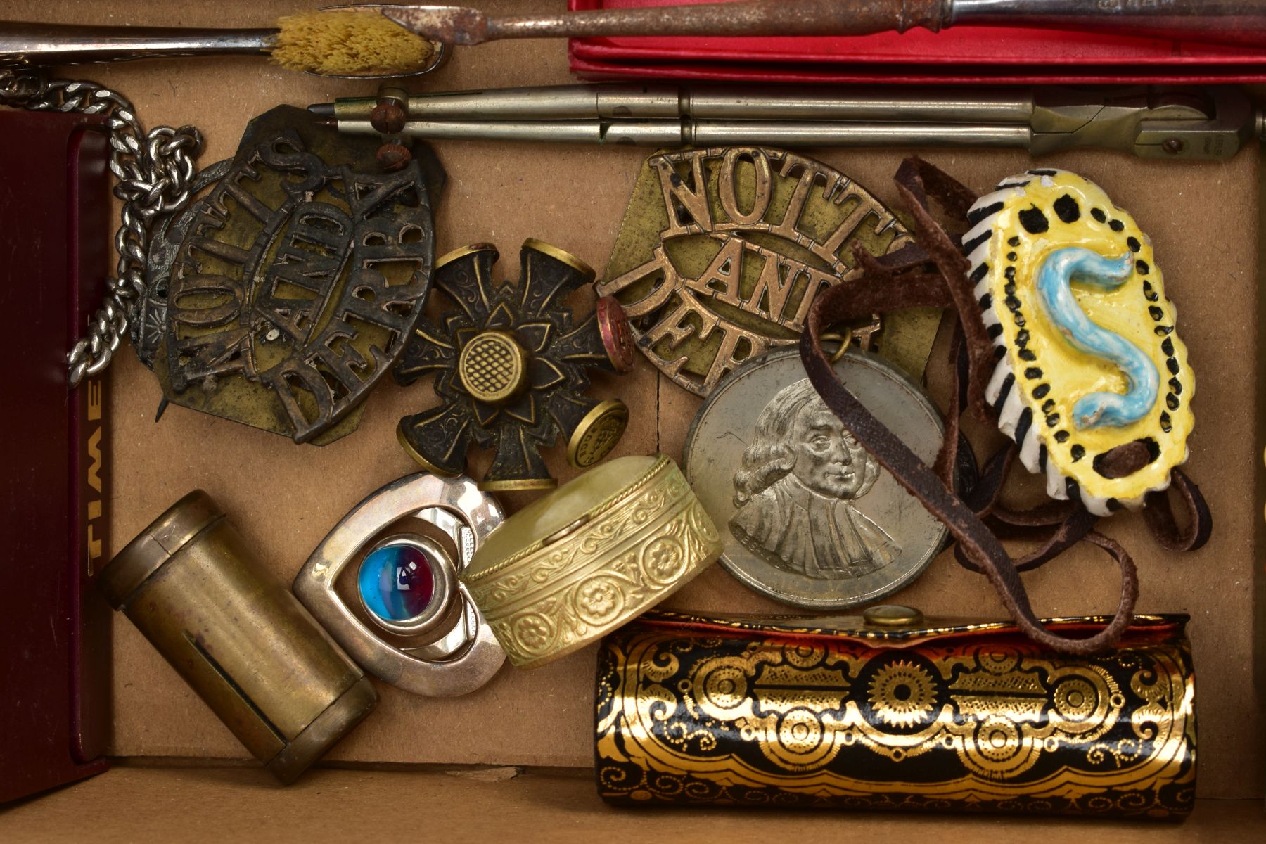 A SILVER HANDLED MANICURE SET AND OTHER ITEMS, silver handled cuticle pusher and nail brush, - Image 4 of 5