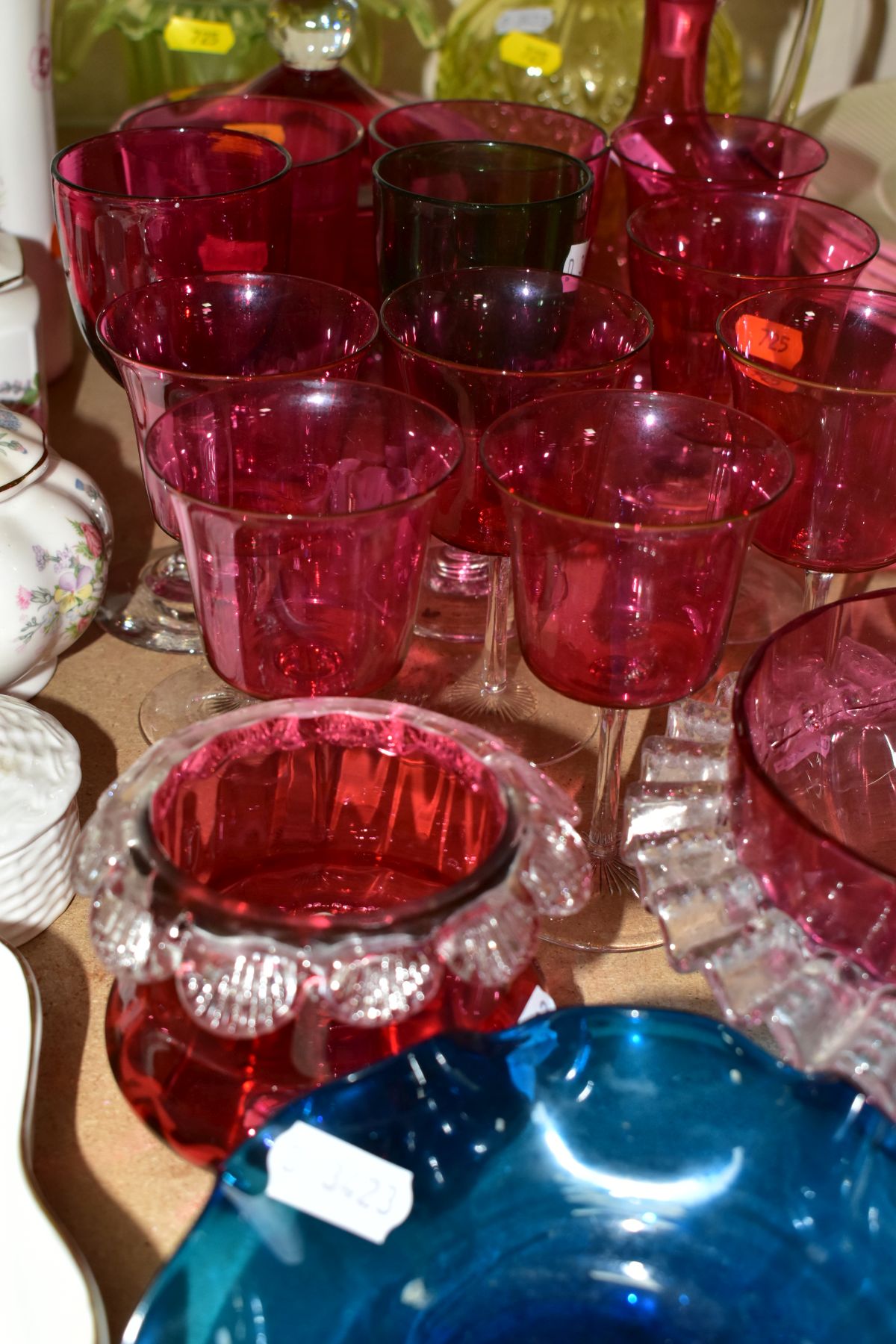A GROUP OF CRANBERRY, URANIUM GLASS AND OTHER GLASS WARES, to include twenty three pieces, a late - Image 6 of 10