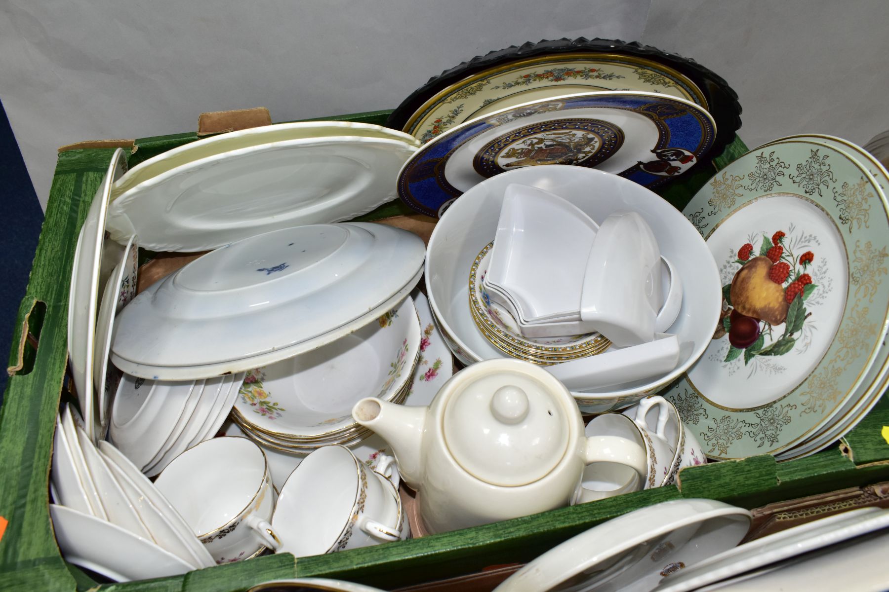 THREE BOXES OF CERAMICS AND GLASS WARES, to include cut glass and crystal drinking glasses by makers - Image 8 of 9