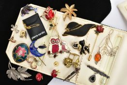 A BAG OF ASSORTED SILVER AND COSTUME JEWELLERY AND A BLACK PURSE, to include a textured leaf brooch,