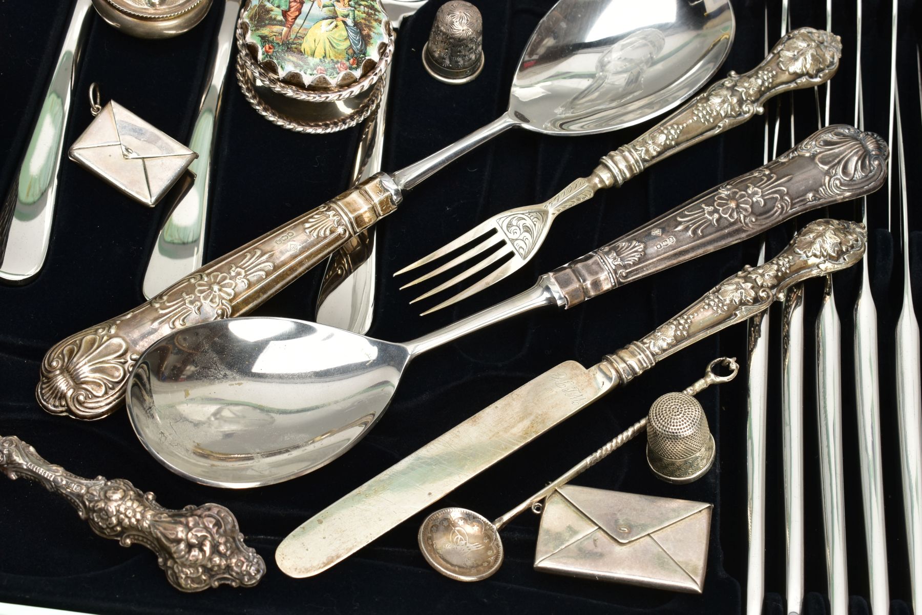 A SELECTION OF SILVER AND WHITE METAL ITEMS, to include a weaved silver basket box, a silver box - Image 5 of 6