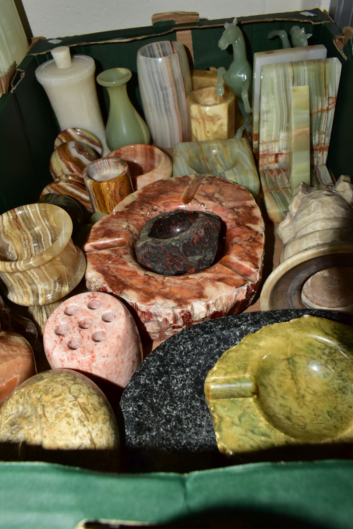 THREE BOXES OF ALABASTER, MARBLE, ONYX AND HORN ITEMS ETC, to include vases, book ends, bowls, - Image 3 of 9