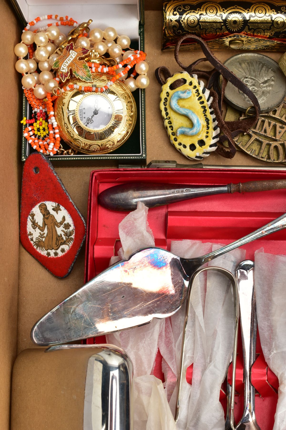 A SILVER HANDLED MANICURE SET AND OTHER ITEMS, silver handled cuticle pusher and nail brush, - Image 5 of 5