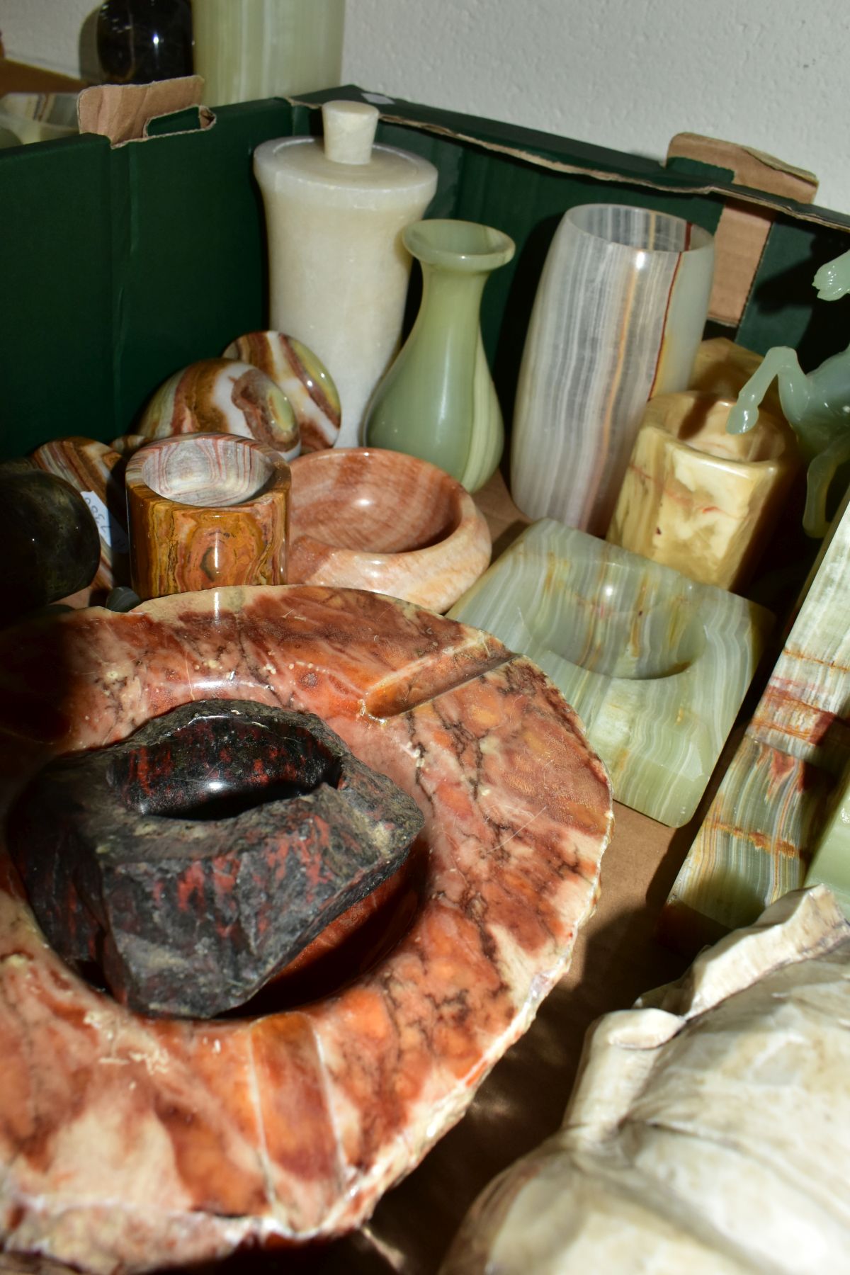 THREE BOXES OF ALABASTER, MARBLE, ONYX AND HORN ITEMS ETC, to include vases, book ends, bowls, - Image 9 of 9