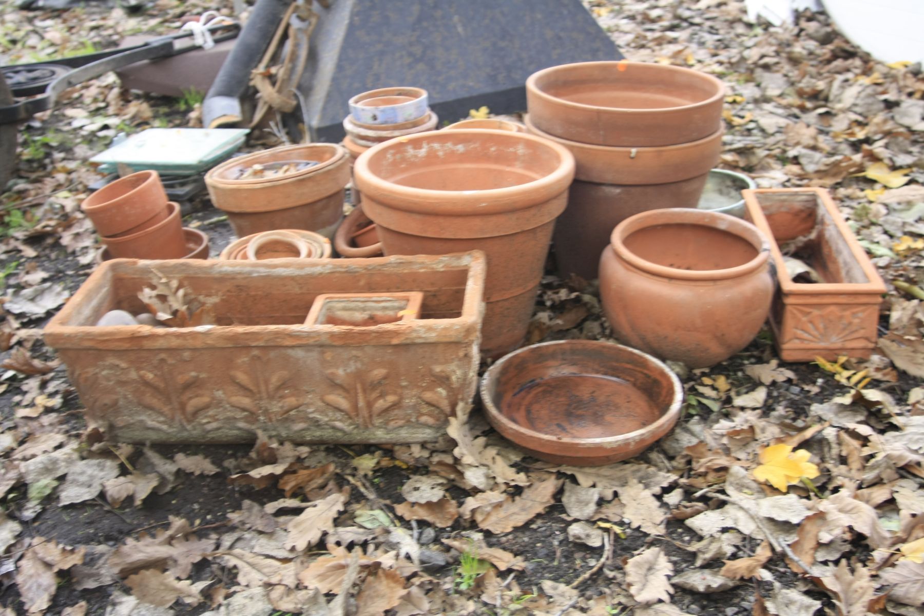 A QUANTITY OF TERRECOTA PLANT POTS in various sizes, the largest diameter 31cm x height 29cm (30+) - Image 2 of 2