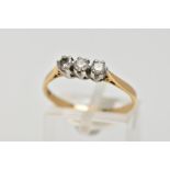 A YELLOW METAL THREE STONE DIAMOND RING, three round brilliant cut diamonds, shared claw setting,